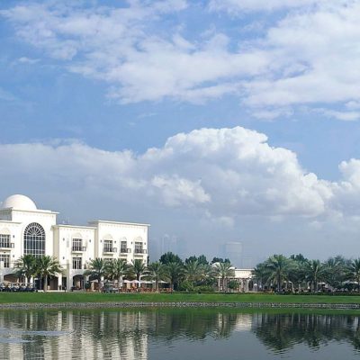 The Adress Montgomerie Dubai, Gebäude mit Golfplatz, See und Springbrunnen
