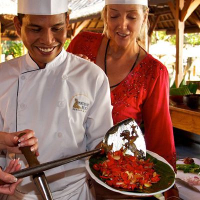 Gäste und Koch auf Bali kochen traditionell (Matahari)