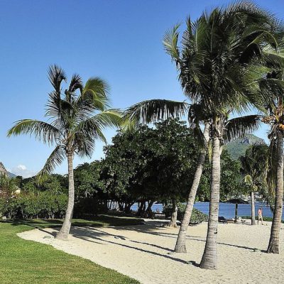 Maradiva Villas, Mauritius | Pool Strand und Insel