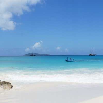 Strand auf den Seychellen, mit Fischerboot und Segelschiff, CC0 Creative Commons